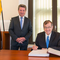 Oberbürgermeister Dr. Lutz Trümper und der Botschafter aus Estland Dr. William Mart Laanemäe