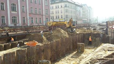 Bild vergrößern: Baugrubenaushub auf der Südseite der Ernst-Reuter-Allee am Willy-Brandt-Platz, 04/17