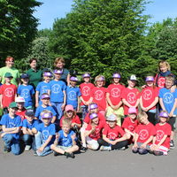 Schülerinnen und Schüler der Klasse 2b der Grundschule "Am Brückfeld" gemeinsam mit den Kolleginnen des SFM