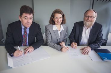 Bild vergrößern: Während der Unterzeichnung (v.l.): Dr. Michael Lehmann, Stiftungsratsvorsitzender LIN, Prof. Dr. Anne Lequy, Rektorin der Hochschule Magdeburg-Stendal und Prof. Dr. Eckert Gundelfinger, Geschäftsführender Direktor des LIN. Foto: Matthias Piekacz