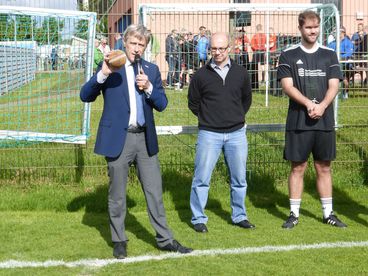 Bild vergrößern: Rainer Nitsche hlt ein Gruwort beim BIMA-Fuball-Cup 2017