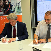 Beigeordneter R. Nitsche (links) und Prof. Dr. Bünning unterschreiben Kooperationsvereinbarung