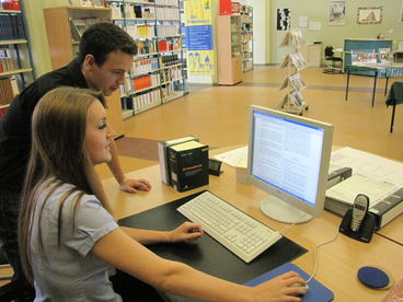 Bild vergrößern: Stadtsekretäranwärter/-Innen in Verwaltungsbibliothek