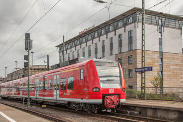 Bild vergrößern: S-Bahn Mittelelbe
