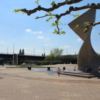 Fahnenmonument Elbuferpromenade