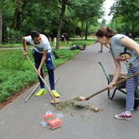 Jugendliche helfen bei der Pflege des Westfriedhofs