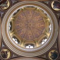 Kuppel mit Deckenmalereien in der Kapelle auf dem Südriedhof