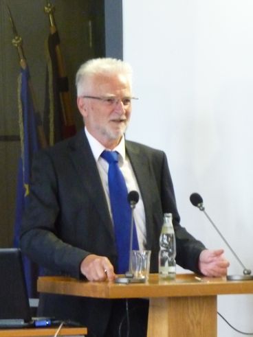 Herbert König eröffnet die Podiumsdiskussion