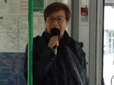 Bild vergrößern: MVB-Geschäftsführerin Birgit Münster-Rendel begrüßt die Fahrgäste zur Sonderfahrt