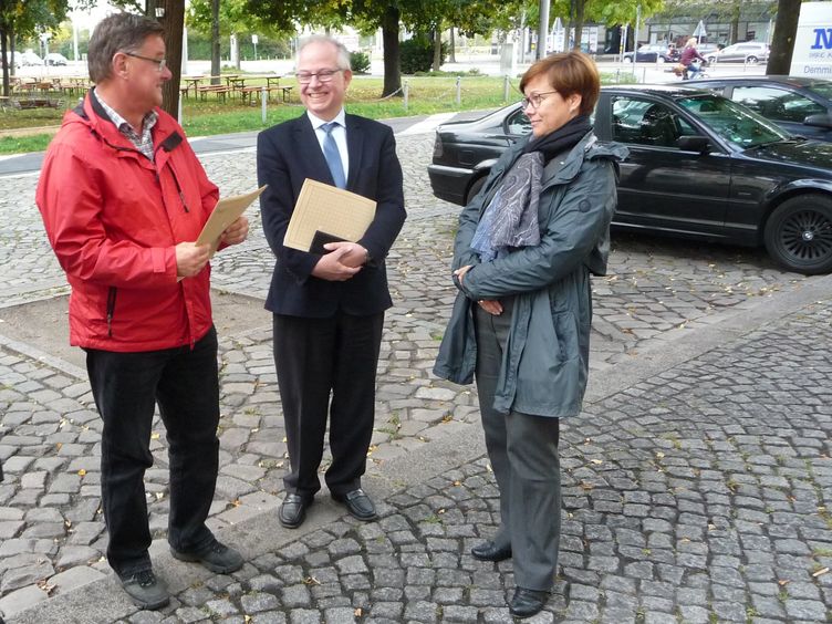 Vor der Abfahrt (v.l.n.r.) Detlef Schulze (Umweltamt), Dr. Dieter Scheidemann (Baubeigeordneter), Birgit Münster-Rendel (MVB-Geschäftsführerin)