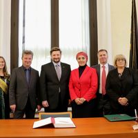 Oberbürgermeister Dr. Lutz Trümper mit der Delegation aus Sarajevo und der Magdeburger Jungfrau