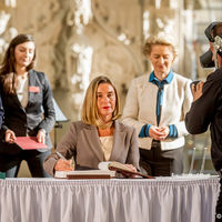 Kaiser-Otto-Preis 2017: Preisträgerin Federica Mogherini trägt sich in das Goldene Buch der Stadt Magdeburg ein - Foto: Andreas Lander