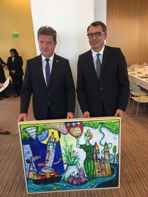Bild vergrößern: Oberbrgermeister Dr. Lutz Trmper berreicht Bild des Knstlers Max Grimm an Le Havres Brgermeister Luc Lemonnier
