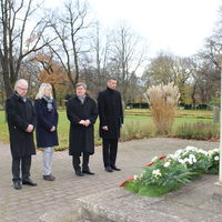 Gedenken der Opfer von Krieg und Verfolgung auf dem sowjetischen Ehrenfriedhof im Nordpark