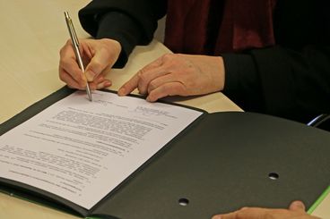 Nellja Veremej unterschreibt den Vertrag zur Magdeburger Stadtschreiberin 2018