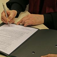 Nellja Veremej unterschreibt den Vertrag zur Magdeburger Stadtschreiberin 2018 © Landeshauptstadt Magdeburg, Franziska Ducklaus