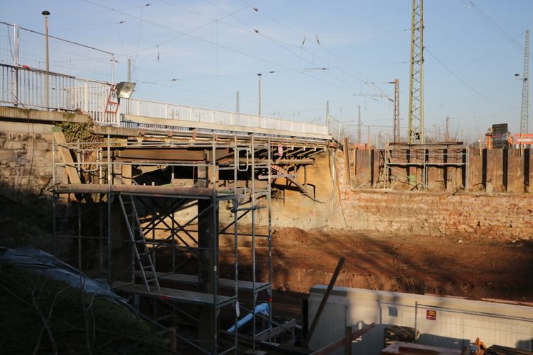 Bild vergrößern: Die Stahlträger für die Kabelbehelfsbrücke vor Gleis 1 sind bereits montiert. 12/17