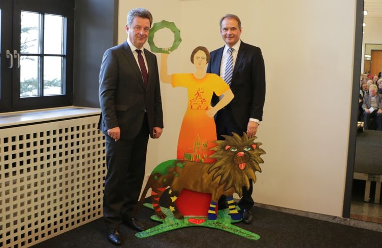 Beide Oberbrgermeister und eine der Skulpturen mit der Magdeburger Jungfrau und dem Braunschweiger Lwen