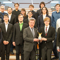Gruppenbild der Teilnehmer der RoboCup-Weltmeisterschaft und der JuniorScienceOlympiade zusammen mit Oberbürgermeister Dr. Lutz Trümper