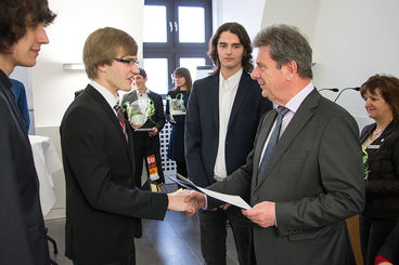 Bild vergrößern: Oberbürgermeister Dr. Lutz Trümper gratuliert dem Team RoM.