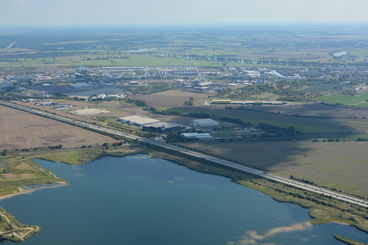 Luftbild zeigt am unteren rechten Abschnitt die geplanten Baufläche für das neue Logistikzentrum.