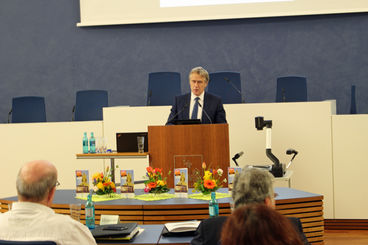 Bild vergrößern: Seniorentage 2018: Wirtschaftsbeigeordneter Rainer Nitsche hält einen Redebeitrag zum Thema
