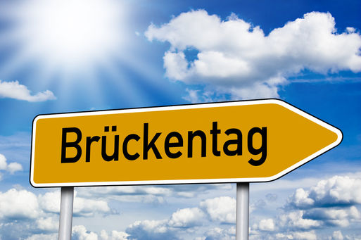 Schild mit der Aufschrift Brückentag