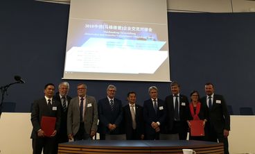 Nach der Unterzeichnung der Kooperationsvereinbarung v.l.n.r Stv.Dir. Zhu, Dr. R. Berger, Dr. H.J. Pieper, Sts Dr. Ude, Stv. CIIPA-Chef Li, Beigeordneter R. Nitsche, Dr. M. Borchmann, Frau Dr. G. Henkel, O. Khn (Landes-Wirtschaftsfrderung)