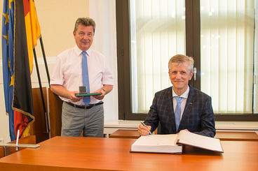 Bild vergrößern: Oberbürgermeister Dr. Lutz Trümper empfing S.E. Darius Jonas Semaška,  Botschafter der Republik Litauen