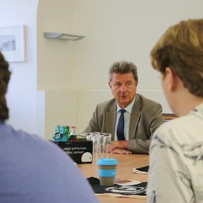 Oberbürgermeister Dr. Lutz Trümper spricht mit den Schülerinnen und Schülern. 