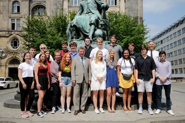 Oberbürgermeister Dr. Lutz Trümper mit Schülerinnen und Schülern aus Nashville und Magdeburg. 