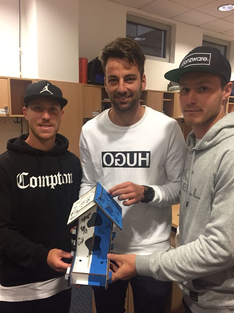 Philip Türpitz, Christian Beck und Mario Seidel vom 1. FC Magdeburg haben ein Vogelhäuschen signiert.