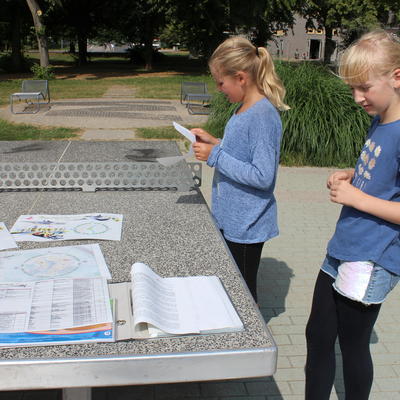 Eine Schülerin der 4. Klasse liest die Rotehornsage als Grundlage der Spielplatzplanung vor
