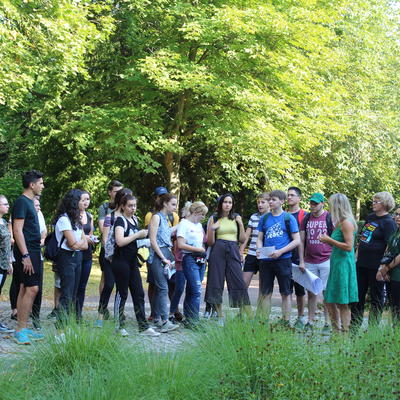 Jugendliche des internationalen Workcamps machen sich bei einem Rundgang mit dem Westfriedhof vertraut