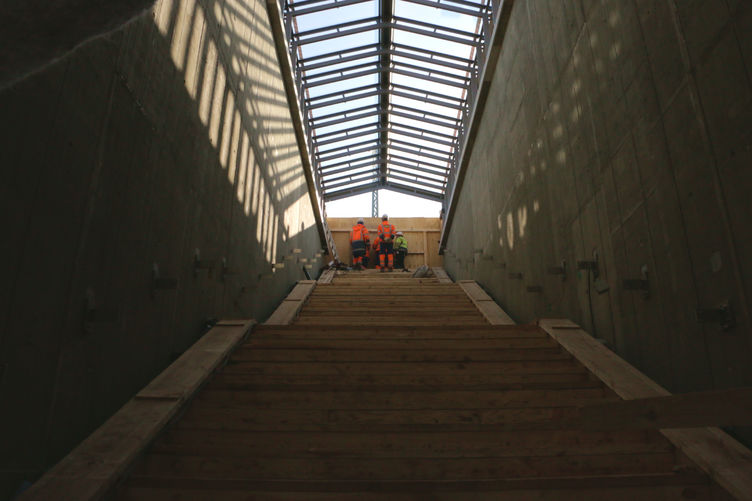 Das Treppenhaus kann erst nach Fertigstellung der Ebene 0 genutzt werden. März 2018