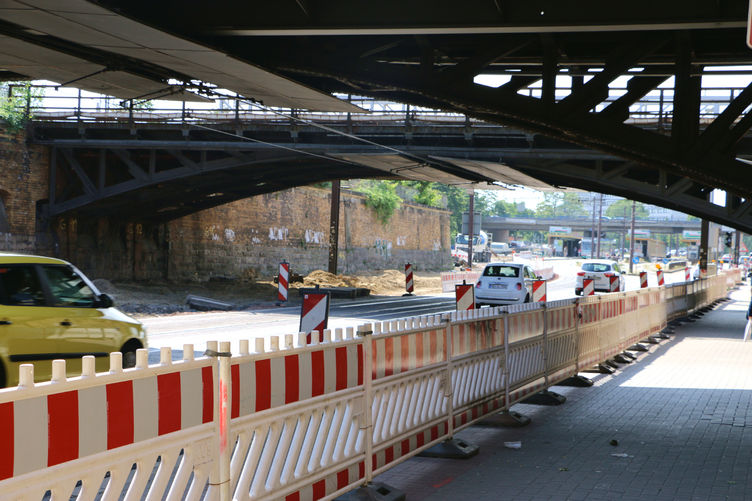 Die Aufnahme aus dem Juni 2015 zeigt die alten Brücken der Gleise 6 bis 13.