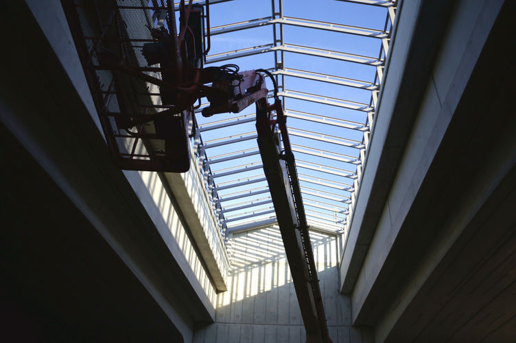 Einbau des Glasdachs zwischen den Brücken, Dezember 2017