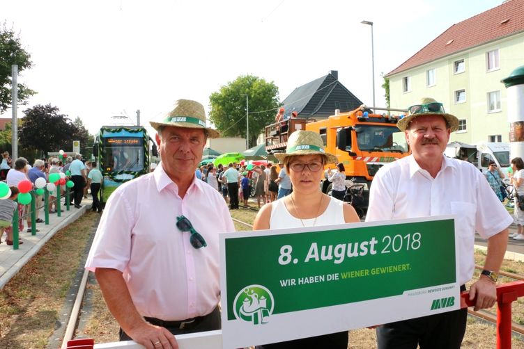 Oberbürgermeister Dr. Lutz Trümper,  Birgit Münster-Rendel, Geschäftsführerin der MVB, und Thomas Webel, Minister für Landesentwicklung und Verkehr, eröffnen die neue Straßenbahntrasse.