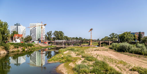 Bild vergrößern: Ein zweiter Kran für die Arbeiten an der Anna-Ebert-Brücke