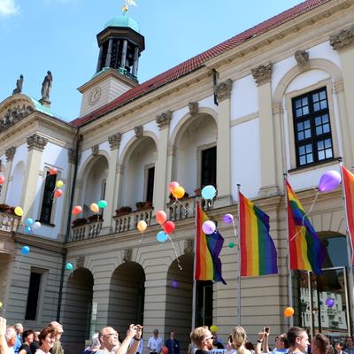 Das Hissen der Regenbogenfahnen am Alten Rathaus