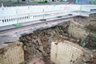 Fund alter Gebäudebestände unter der Fahrbahn Süd im April 2015