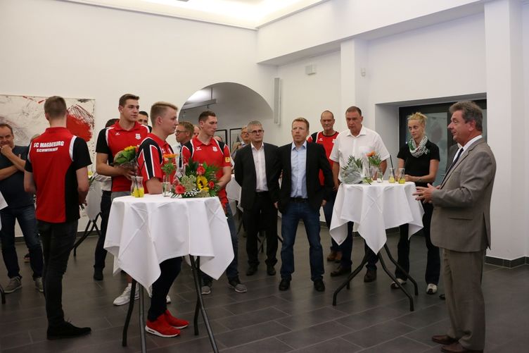 Oberbürgermeister Dr. Lutz Trümper hat Schwimmer des SC Magdeburg und ihren Trainer Bernd Berkhahn im Alten Rathaus empfangen. 