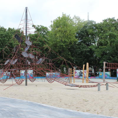 Riesen-Seilzikus Spielplatz Hegelstraße