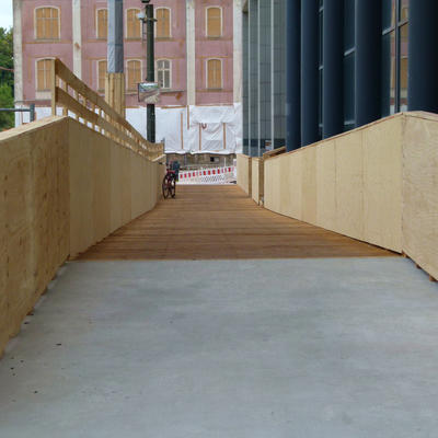 Für die Fußgängerbrücke wurde auf Stahlträger eine Holzkonstruktion aufgebaut. 08/18
