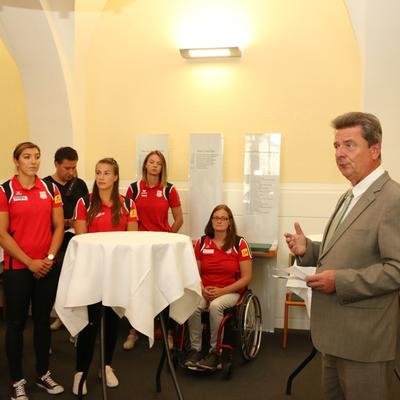 OB Dr. Lutz Trümper empfängt die Sportlerinnen und Sportler im Franckesaal des Alten Rathauses.