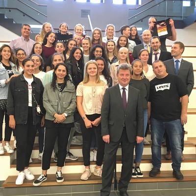 OB Dr. Lutz Trümper mit den Teilnehmerinnen und Teilnehmern der deutsch-israelischen Jugendbegegnung im Alten Rathaus