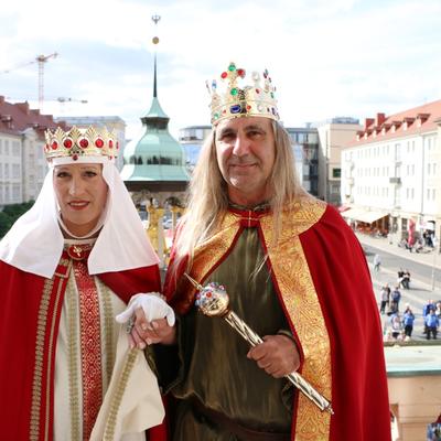 Das Kaiserpaar auf dem Rathausbalkon