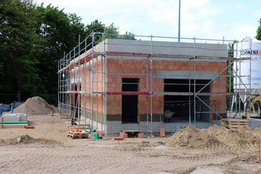 Betriebsgebäude im Rohbau im Juni 2015