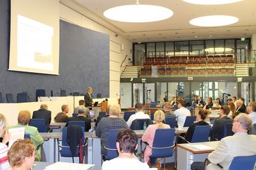 Wirtschaftsbeigeordneter Rainer Nitsche begrüßt die Teilnehmerinnen und Teilnehmer im Alten Rathaus.