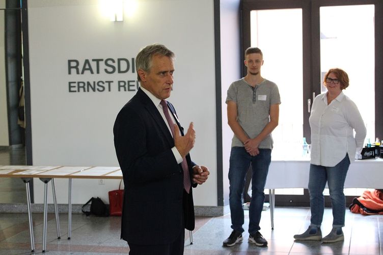 Wirtschaftsbeigeordneter Rainer Nitsche begrüßt die Teilnehmerinnen und Teilnehmer des Immobilienforums.
